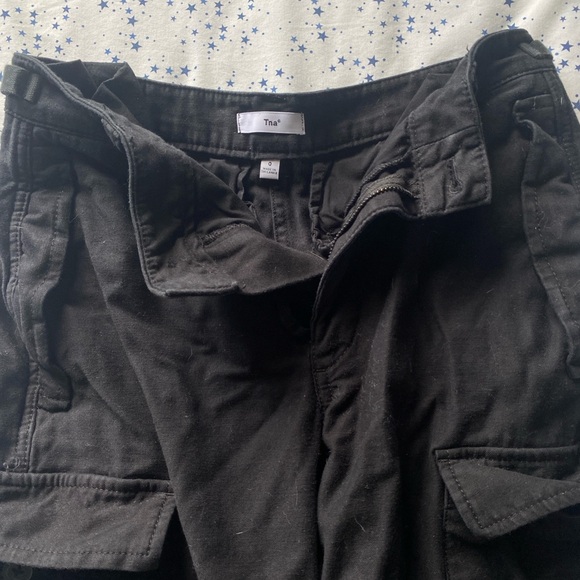 Only worn a handful of times! Aritzia TNA black women’s cargo pants - Picture 2 of 3